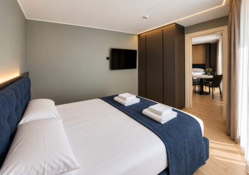 Middle Corner Suite